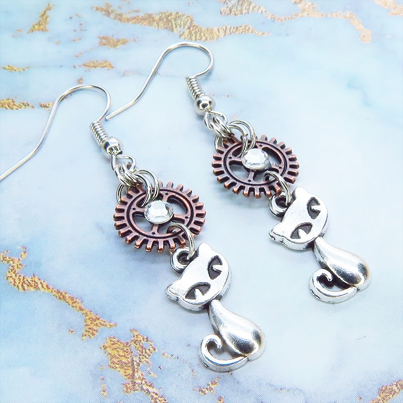 アンティークシルバー 猫と歯車のコンパクトなピアス アンティークブロンズ ガラスクリスタル サージカル可