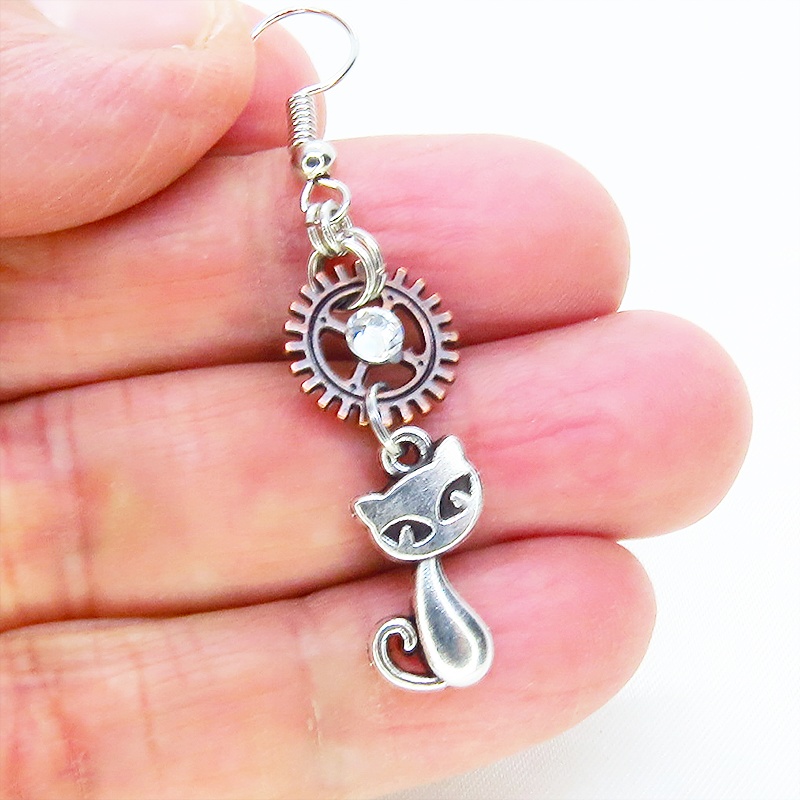 アンティークシルバー 猫と歯車のコンパクトなピアス アンティークブロンズ ガラスクリスタル サージカル可