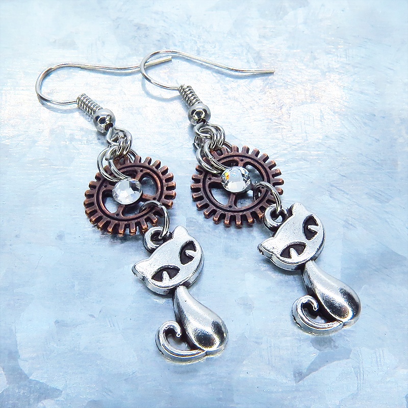 アンティークシルバー 猫と歯車のコンパクトなピアス アンティークブロンズ ガラスクリスタル サージカル可