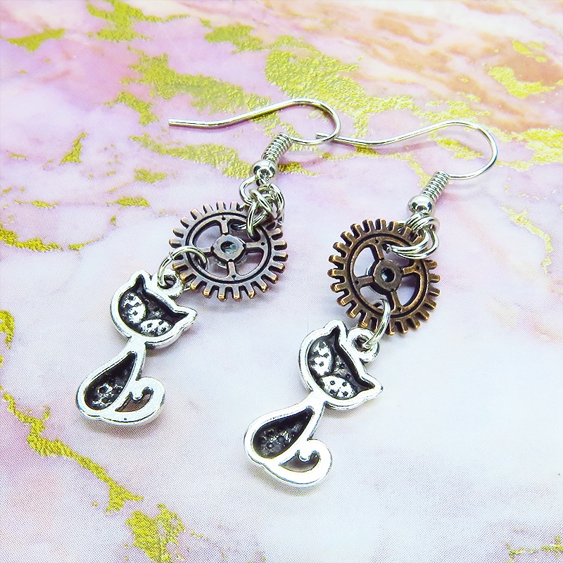 アンティークシルバー 猫と歯車のコンパクトなピアス アンティークブロンズ ガラスクリスタル サージカル可