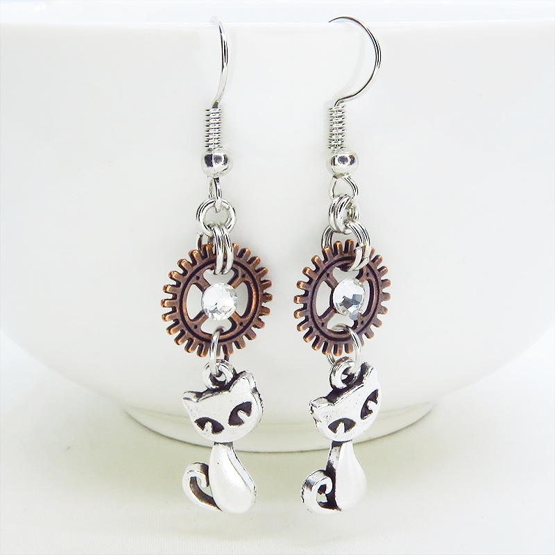 アンティークシルバー 猫と歯車のコンパクトなピアス アンティークブロンズ ガラスクリスタル サージカル可