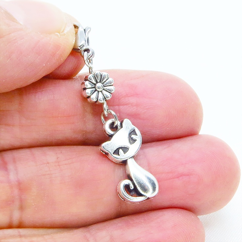 マスクチャーム アンティークシルバー 猫と花(菊)のモチーフを組合せたシンプルなチャーム