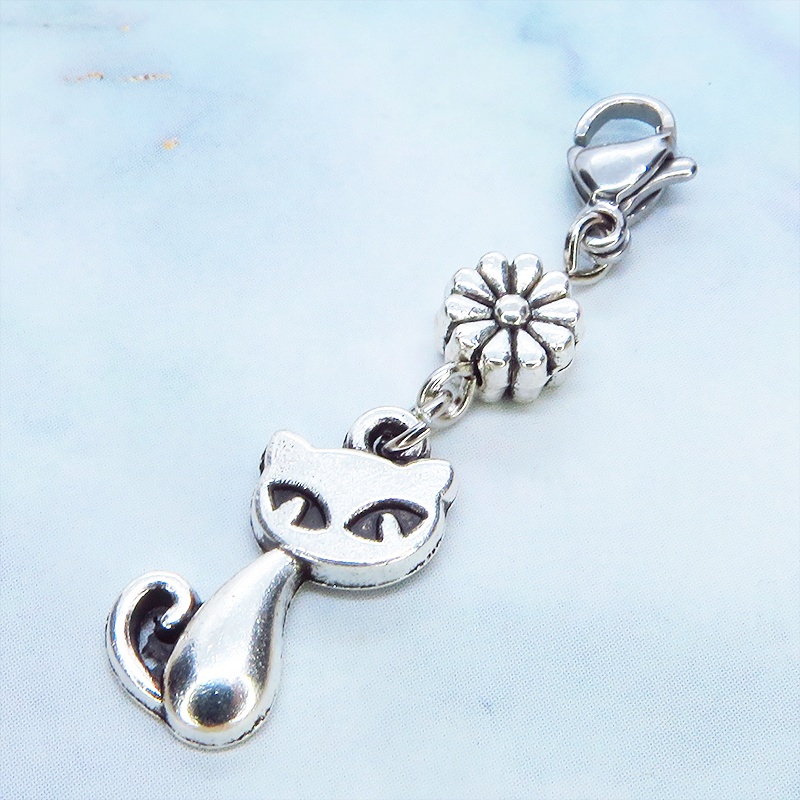 マスクチャーム アンティークシルバー 猫と花(菊)のモチーフを組合せたシンプルなチャーム