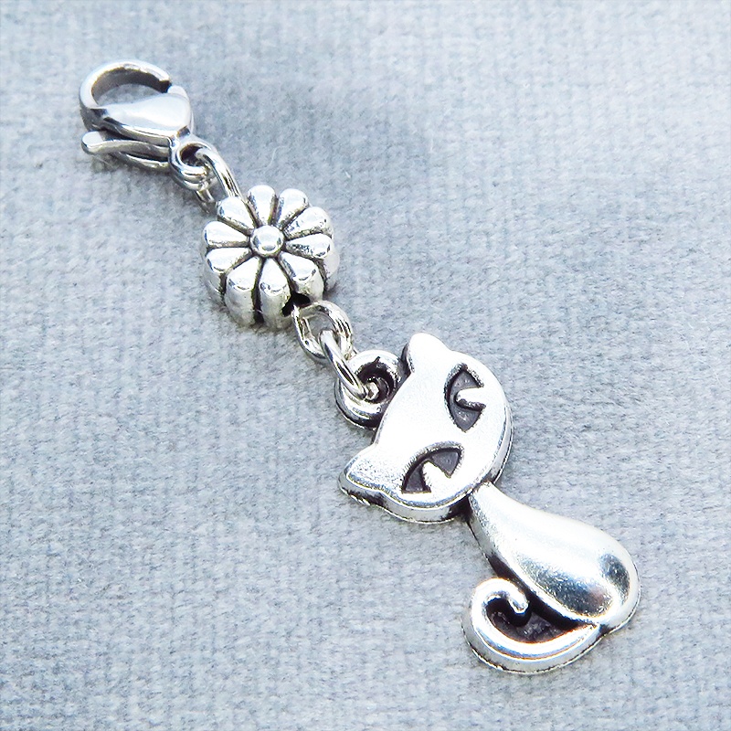 マスクチャーム アンティークシルバー 猫と花(菊)のモチーフを組合せたシンプルなチャーム