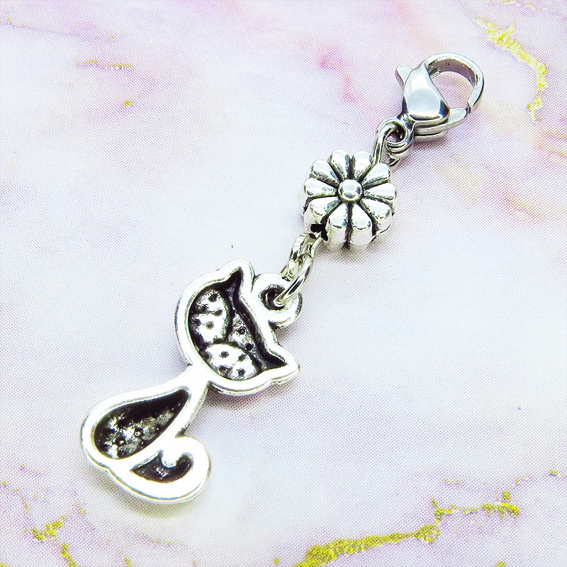 マスクチャーム アンティークシルバー 猫と花(菊)のモチーフを組合せたシンプルなチャーム