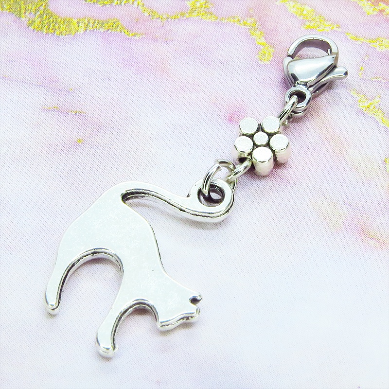 マスクチャーム アンティークシルバー 跳ね猫と花(桜)のモチーフを組合せたシンプルなチャーム