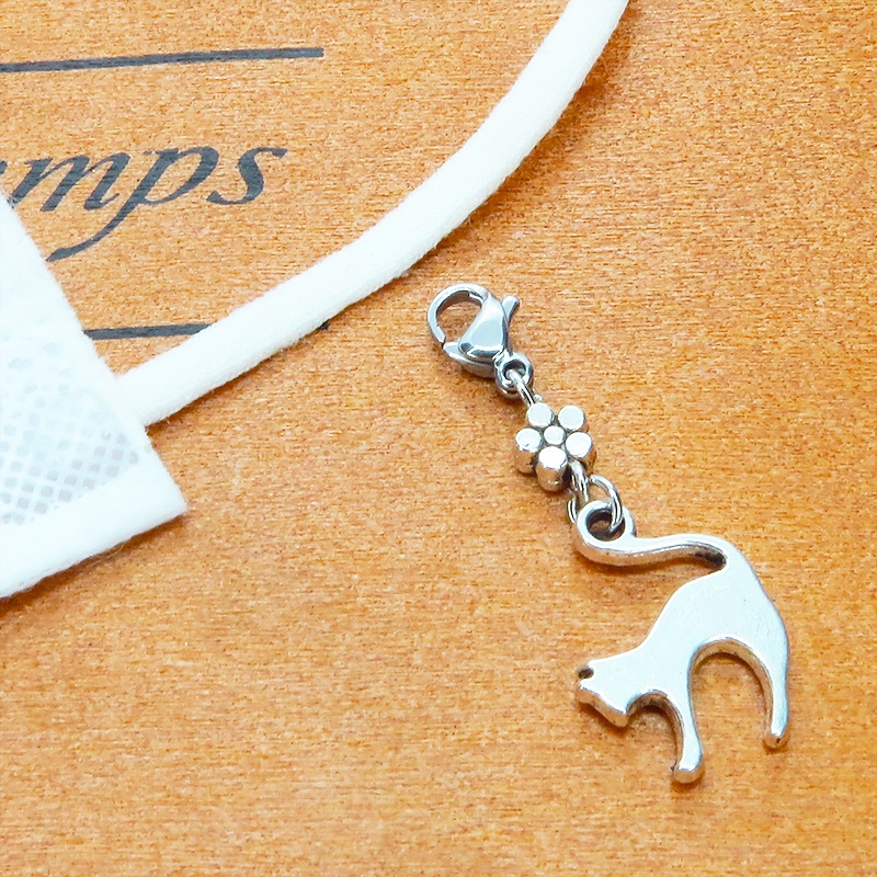 マスクチャーム アンティークシルバー 跳ね猫と花(桜)のモチーフを組合せたシンプルなチャーム