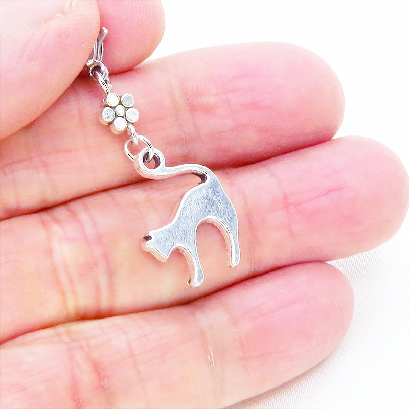 マスクチャーム アンティークシルバー 跳ね猫と花(桜)のモチーフを組合せたシンプルなチャーム