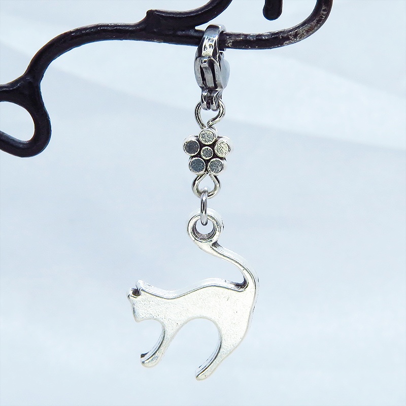 マスクチャーム アンティークシルバー 跳ね猫と花(桜)のモチーフを組合せたシンプルなチャーム