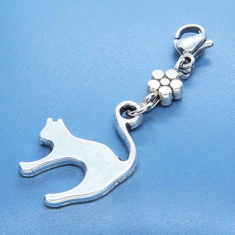 マスクチャーム アンティークシルバー 跳ね猫と花(桜)のモチーフを組合せたシンプルなチャーム