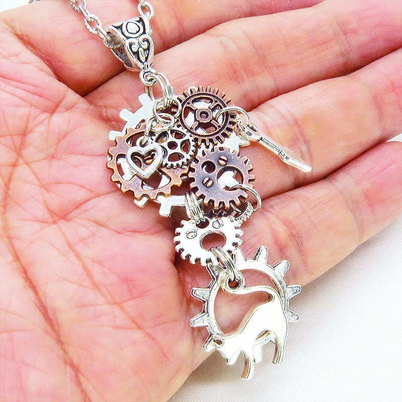 アンティークシルバー 跳ね猫と多重歯車のスチームパンク風ネックレス 多層 バイカラー アンティークブロンズ アジャスター可