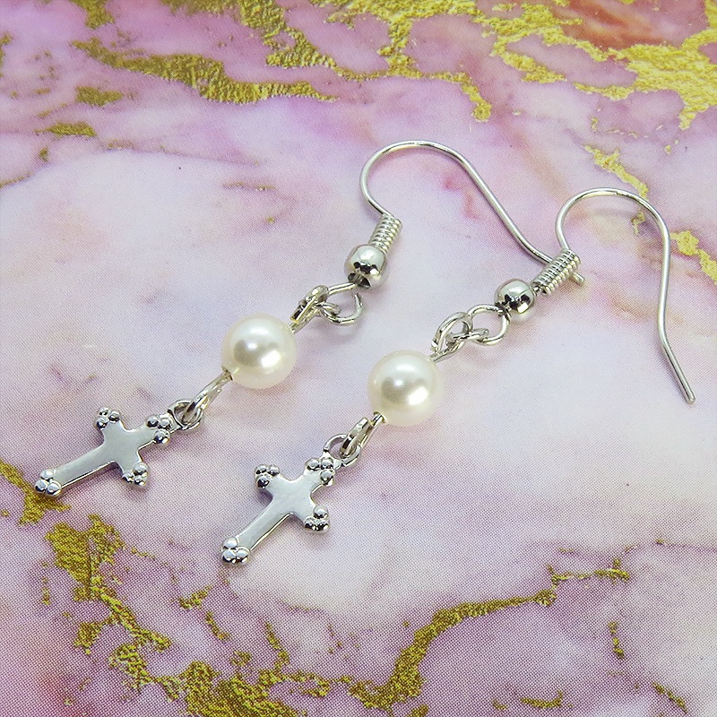 シルバーカラー ロザリオ(十字架)とスワロフスキーパール(クリスタルホワイト)のコンパクトなピアス サージカル可