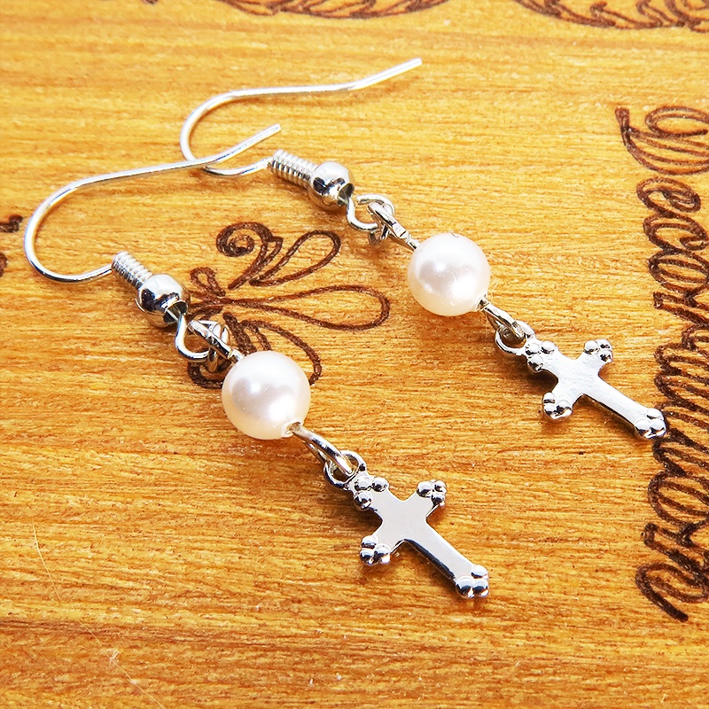 シルバーカラー ロザリオ(十字架)とスワロフスキーパール(クリスタルホワイト)のコンパクトなピアス サージカル可