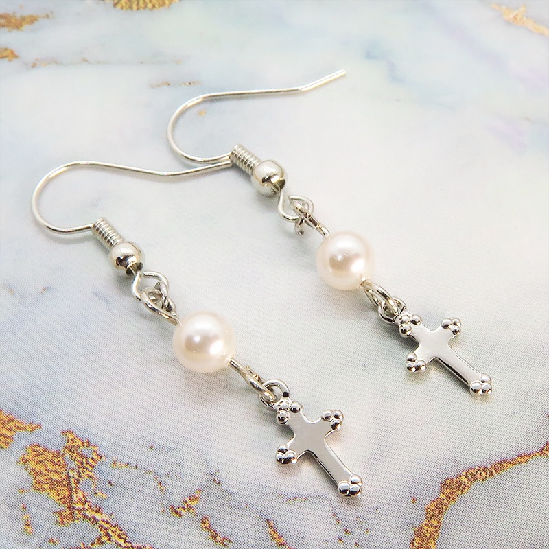 シルバーカラー ロザリオ(十字架)とスワロフスキーパール(クリスタルホワイト)のコンパクトなピアス サージカル可