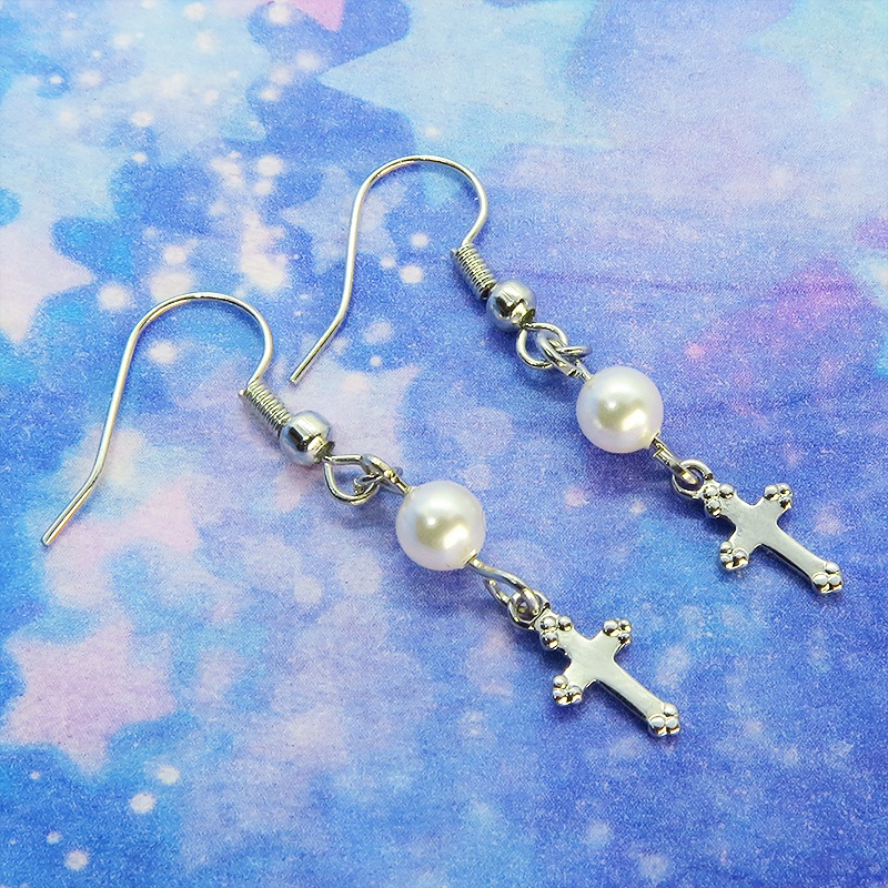シルバーカラー ロザリオ(十字架)とスワロフスキーパール(クリスタルホワイト)のコンパクトなピアス サージカル可