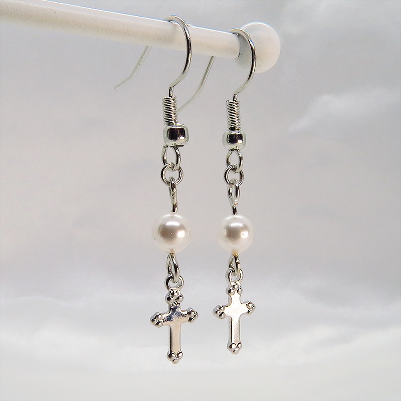 シルバーカラー ロザリオ(十字架)とスワロフスキーパール(クリスタルホワイト)のコンパクトなピアス サージカル可