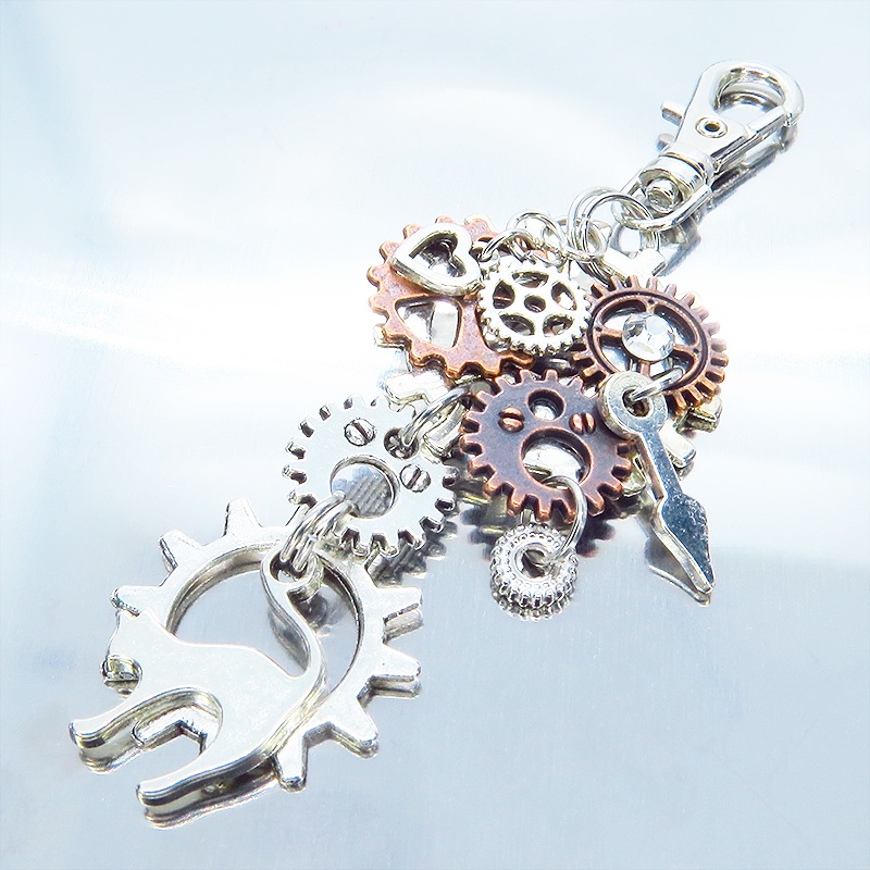 アンティークシルバー 跳ね猫と多重歯車のスチームパンク風キーホルダー バッグチャーム 多層 バイカラー アンティークブロンズ
