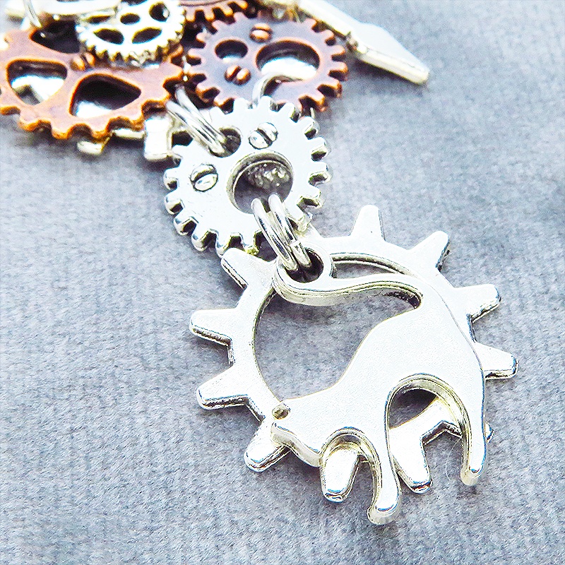 アンティークシルバー 跳ね猫と多重歯車のスチームパンク風キーホルダー バッグチャーム 多層 バイカラー アンティークブロンズ