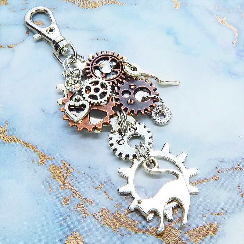 アンティークシルバー 跳ね猫と多重歯車のスチームパンク風キーホルダー バッグチャーム 多層 バイカラー アンティークブロンズ
