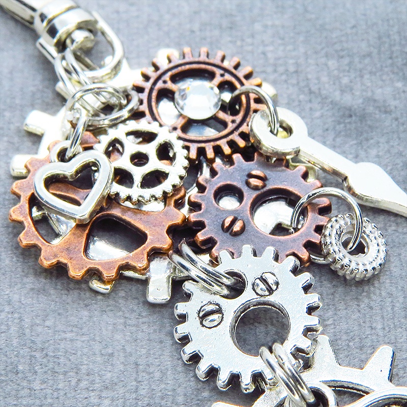 アンティークシルバー 跳ね猫と多重歯車のスチームパンク風キーホルダー バッグチャーム 多層 バイカラー アンティークブロンズ