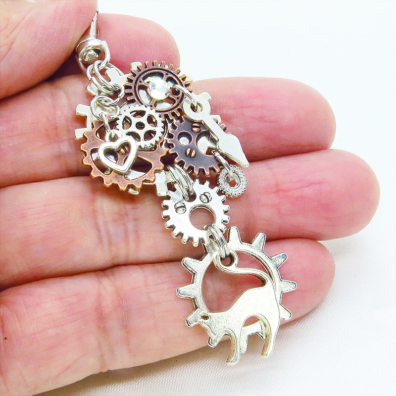 アンティークシルバー 跳ね猫と多重歯車のスチームパンク風キーホルダー バッグチャーム 多層 バイカラー アンティークブロンズ