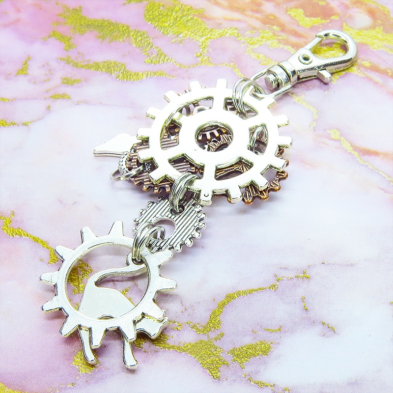 アンティークシルバー 跳ね猫と多重歯車のスチームパンク風キーホルダー バッグチャーム 多層 バイカラー アンティークブロンズ