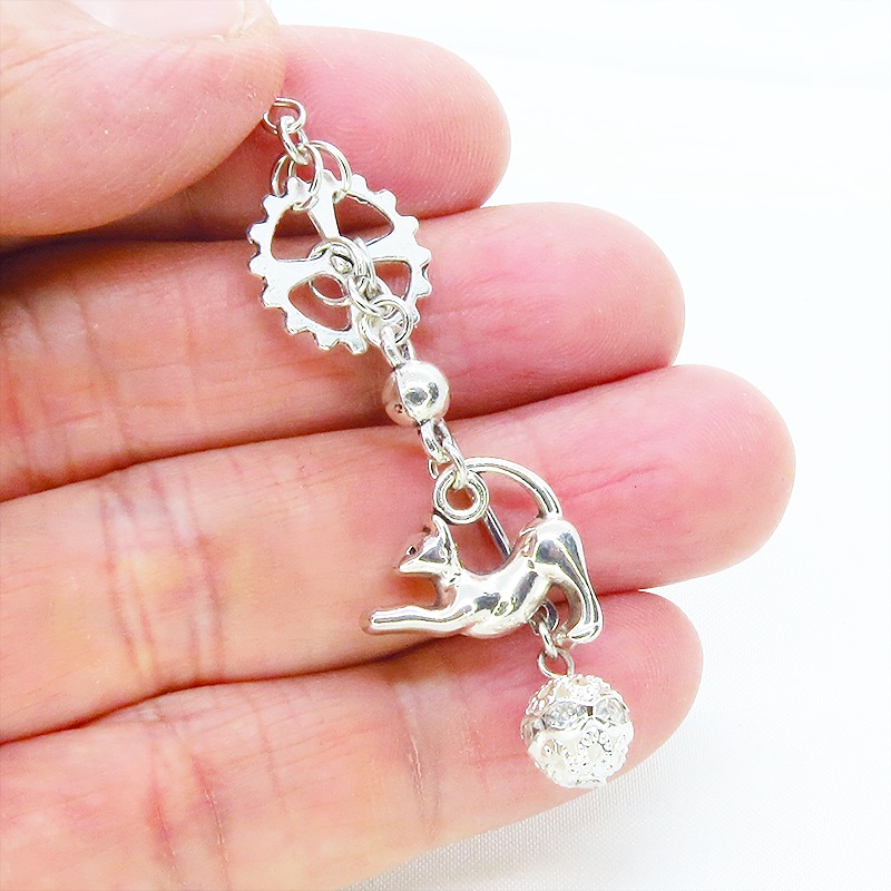 シルバーカラー のび猫と歯車のスチームパンク風ピアス ロングピアス バー スティック ぶら下がり メタルビーズ