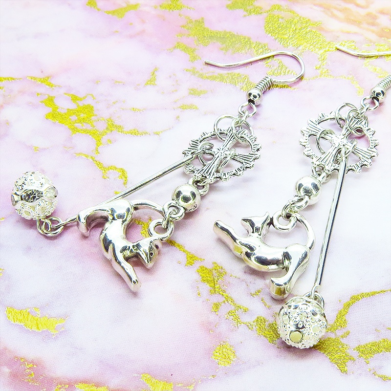 シルバーカラー のび猫と歯車のスチームパンク風ピアス ロングピアス バー スティック ぶら下がり メタルビーズ