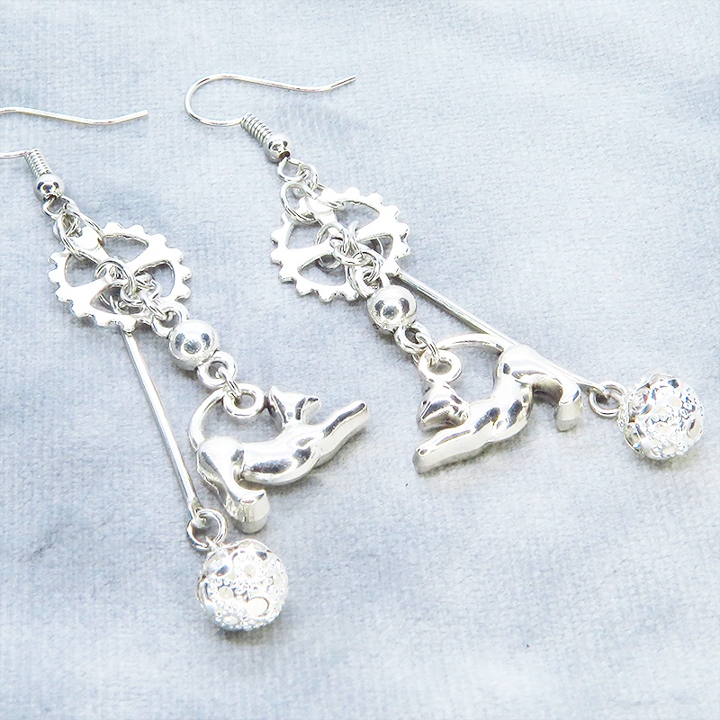 シルバーカラー のび猫と歯車のスチームパンク風ピアス ロングピアス バー スティック ぶら下がり メタルビーズ
