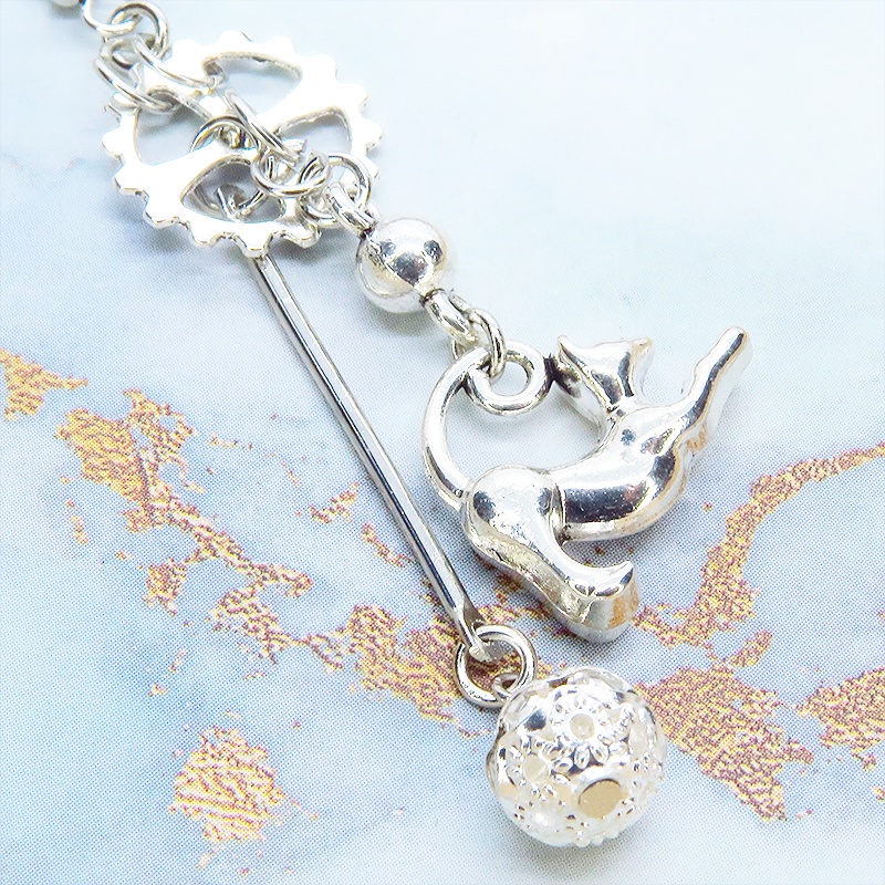 シルバーカラー のび猫と歯車のスチームパンク風ピアス ロングピアス バー スティック ぶら下がり メタルビーズ