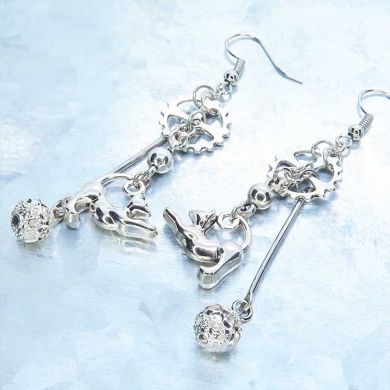 シルバーカラー のび猫と歯車のスチームパンク風ピアス ロングピアス バー スティック ぶら下がり メタルビーズ