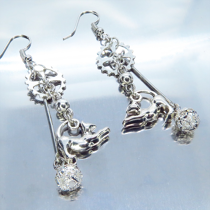 シルバーカラー のび猫と歯車のスチームパンク風ピアス ロングピアス バー スティック ぶら下がり メタルビーズ