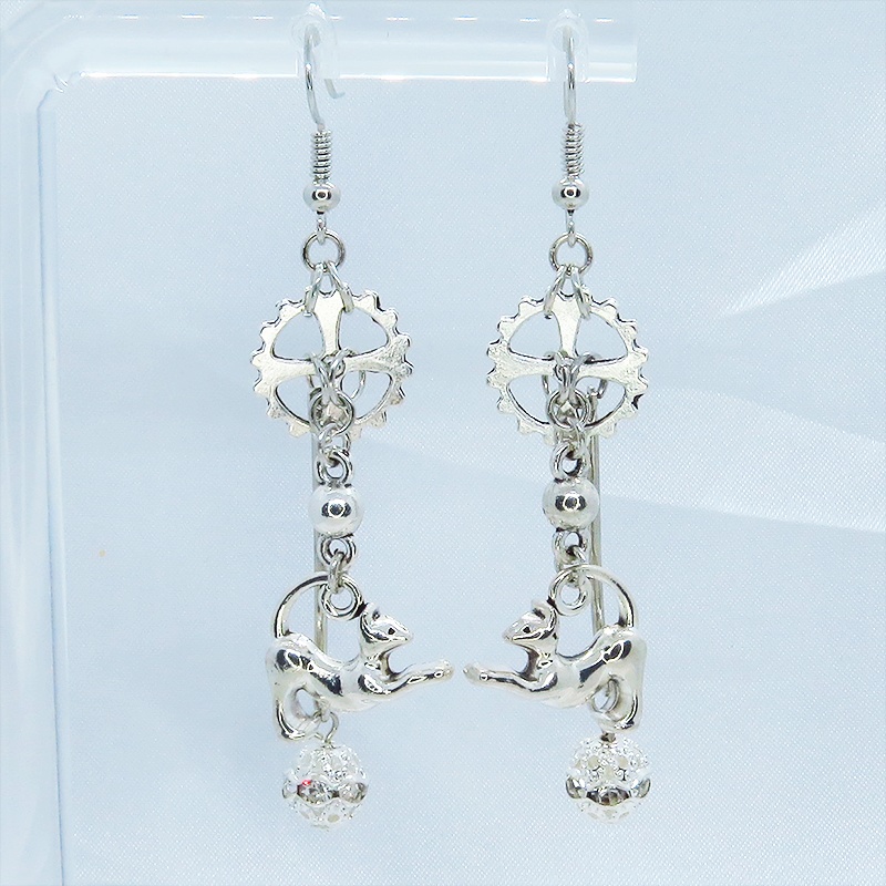 シルバーカラー のび猫と歯車のスチームパンク風ピアス ロングピアス バー スティック ぶら下がり メタルビーズ