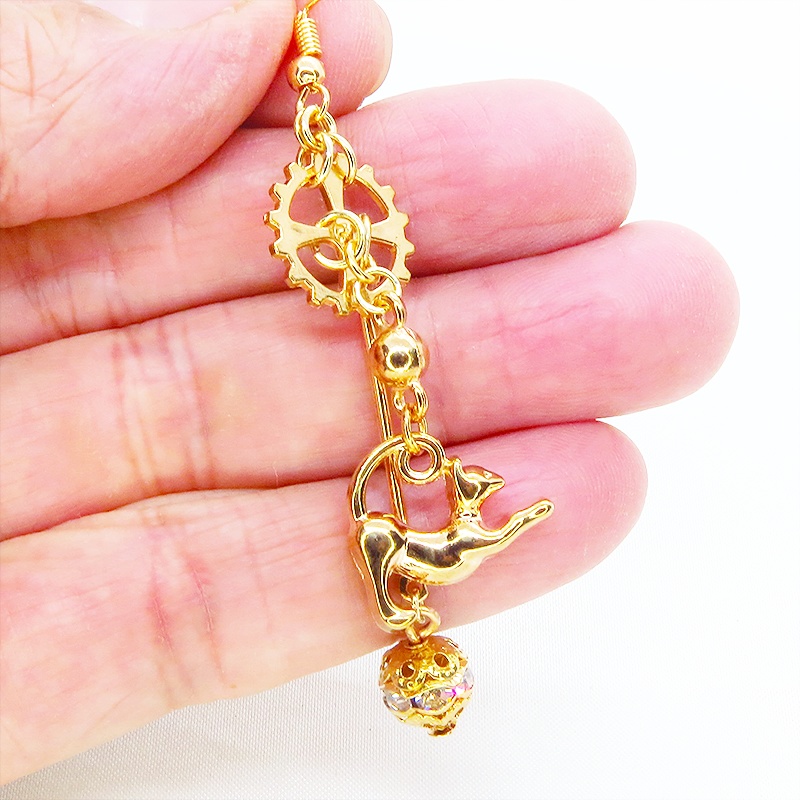 マットゴールド のび猫と歯車のスチームパンク風ピアス ロングピアス バー スティック ぶら下がり メタルビーズ