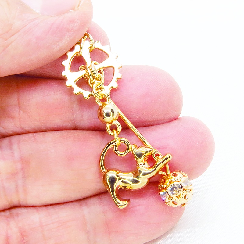 マットゴールド のび猫と歯車のスチームパンク風ピアス ロングピアス バー スティック ぶら下がり メタルビーズ