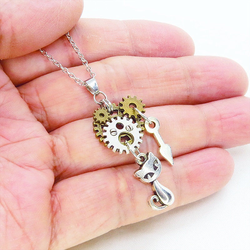 アンティークシルバー スチームパンク風 猫と歯車のコンパクトなペンダントネックレス 長さ調整可 SV925可 アジャスター可