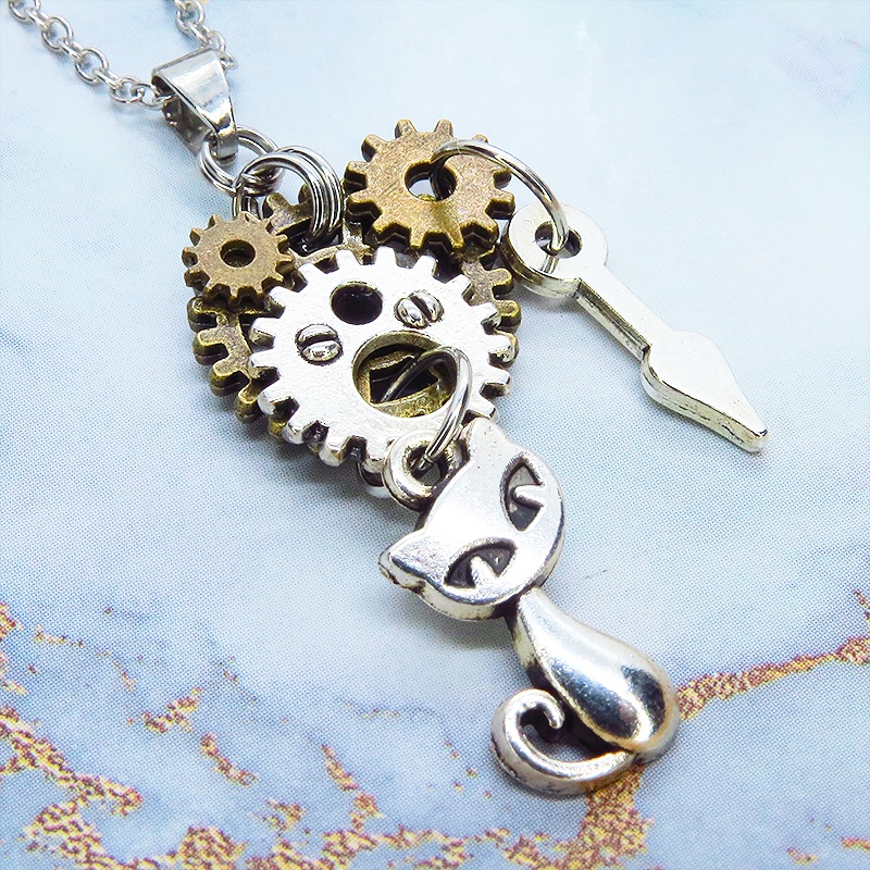 アンティークシルバー スチームパンク風 猫と歯車のコンパクトなペンダントネックレス 長さ調整可 SV925可 アジャスター可