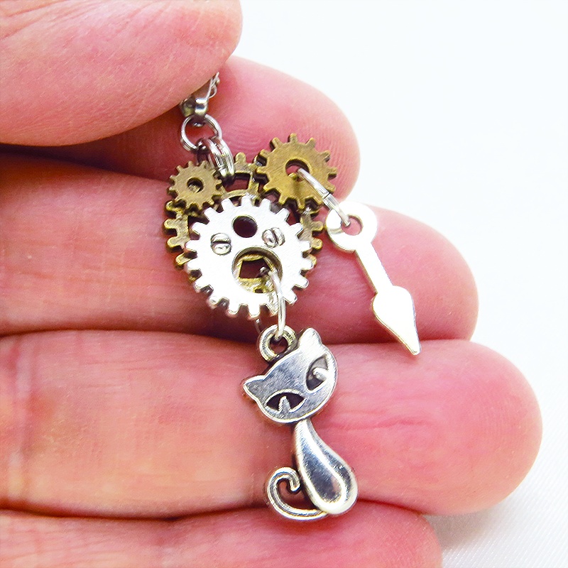 アンティークシルバー スチームパンク風 猫と歯車のコンパクトなペンダントネックレス 長さ調整可 SV925可 アジャスター可