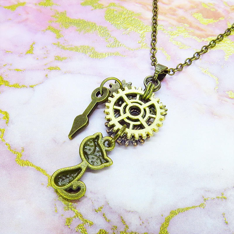 アンティークゴールド スチームパンク風 猫と歯車のコンパクトなペンダントネックレス 長さ調整可 アジャスター可
