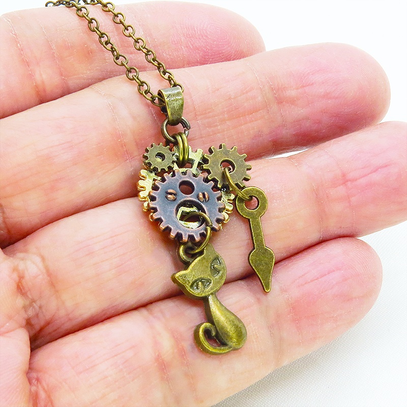 アンティークゴールド スチームパンク風 猫と歯車のコンパクトなペンダントネックレス 長さ調整可 アジャスター可
