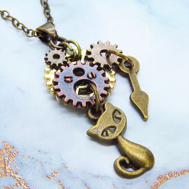 アンティークゴールド スチームパンク風 猫と歯車のコンパクトなペンダントネックレス 長さ調整可 アジャスター可