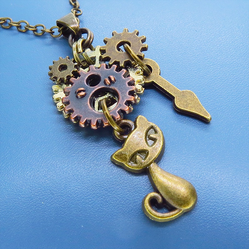 アンティークゴールド スチームパンク風 猫と歯車のコンパクトなペンダントネックレス 長さ調整可 アジャスター可