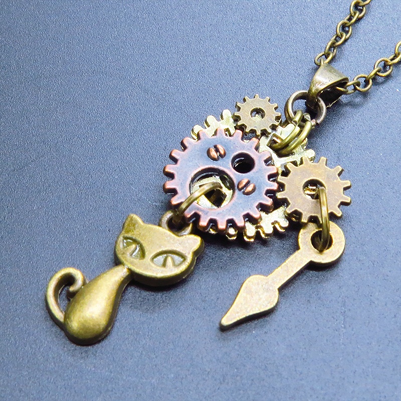 アンティークゴールド スチームパンク風 猫と歯車のコンパクトなペンダントネックレス 長さ調整可 アジャスター可