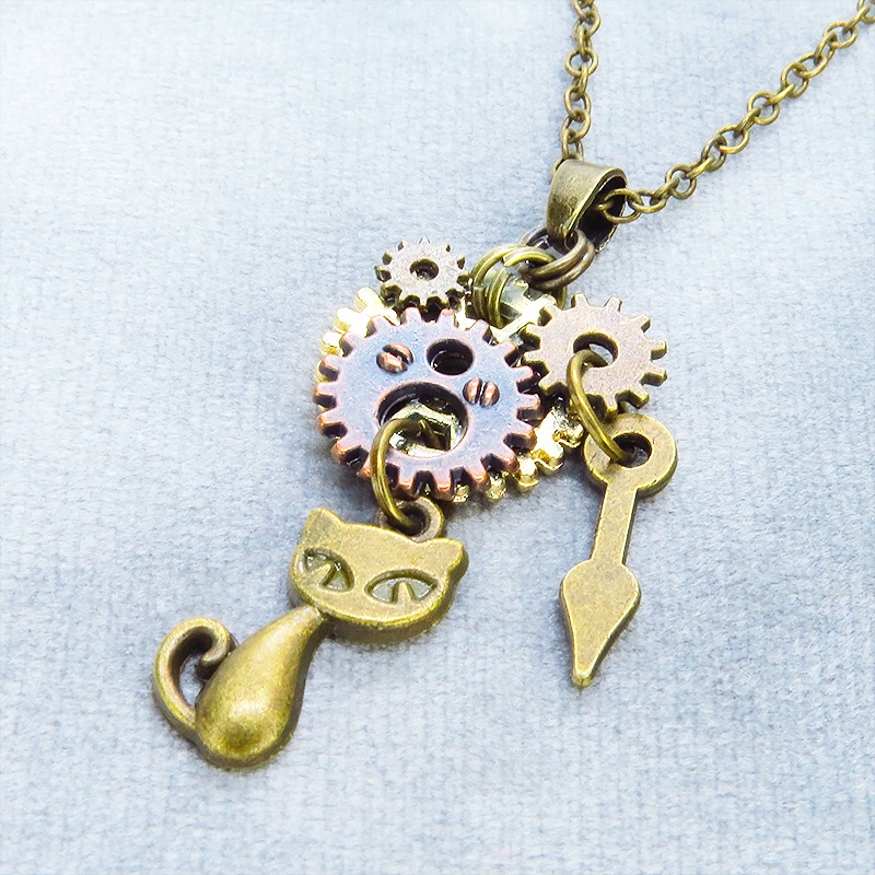 アンティークゴールド スチームパンク風 猫と歯車のコンパクトなペンダントネックレス 長さ調整可 アジャスター可