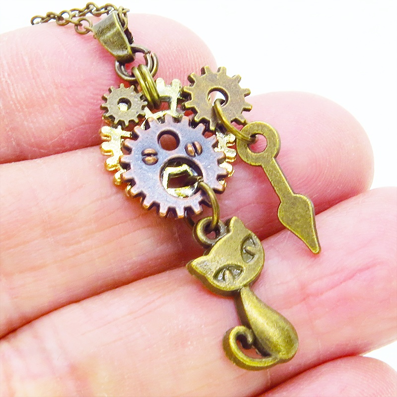 アンティークゴールド スチームパンク風 猫と歯車のコンパクトなペンダントネックレス 長さ調整可 アジャスター可