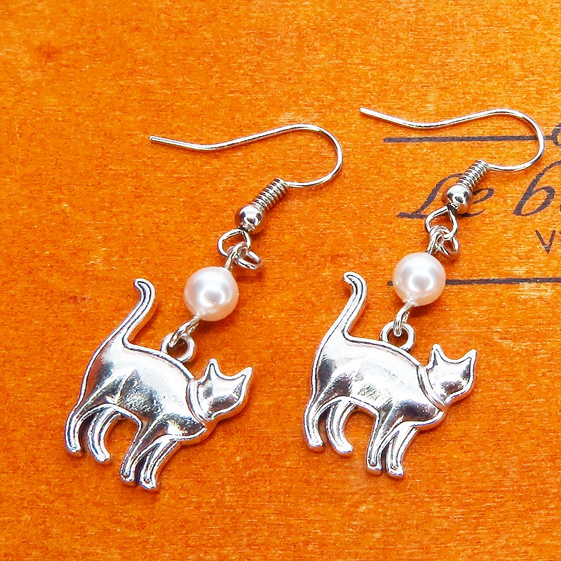 アンティークシルバー 歩き猫シルエットモチーフとスワロフスキーパール(クリスタルホワイト)のピアス サージカル可