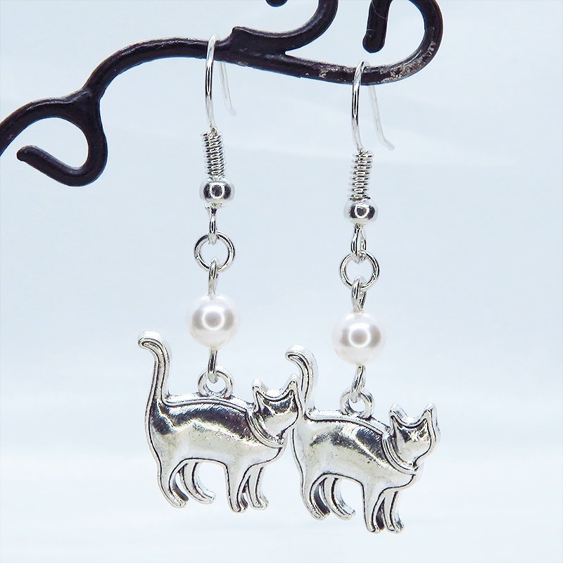 アンティークシルバー 歩き猫シルエットモチーフとスワロフスキーパール(クリスタルホワイト)のピアス サージカル可