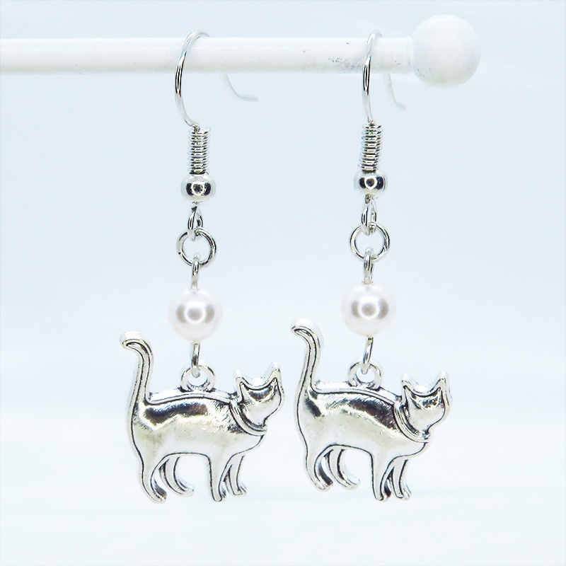 アンティークシルバー 歩き猫シルエットモチーフとスワロフスキーパール(クリスタルホワイト)のピアス サージカル可