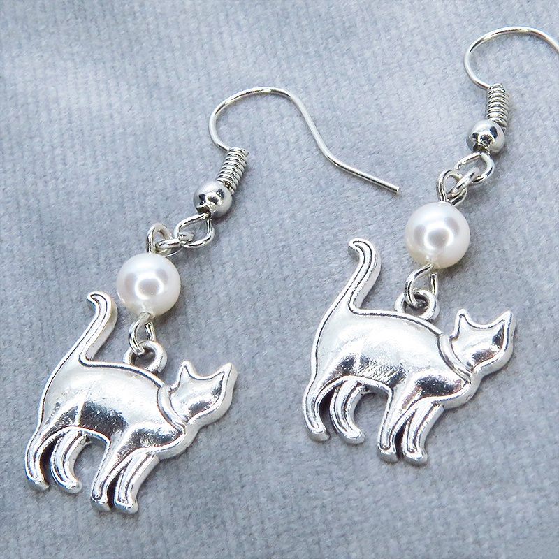 アンティークシルバー 歩き猫シルエットモチーフとスワロフスキーパール(クリスタルホワイト)のピアス サージカル可