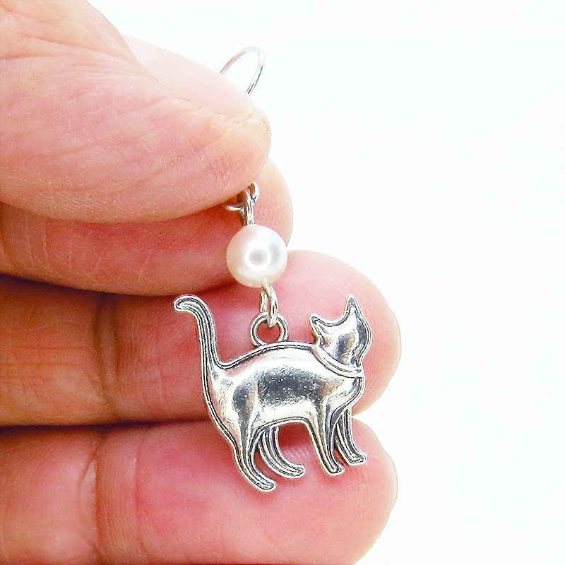 アンティークシルバー 歩き猫シルエットモチーフとスワロフスキーパール(クリスタルホワイト)のピアス サージカル可